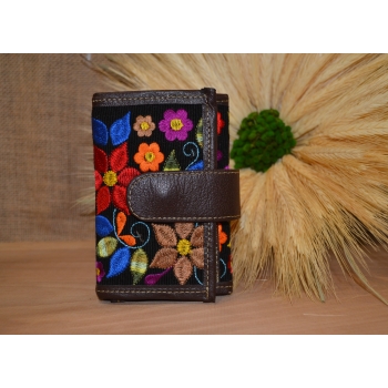 Portfel mały skórzany ciemnobrązowy z kwiatowym kolorowym haftem .